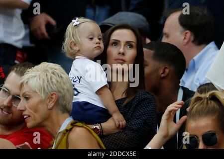 John Stones von Englands Freundin Millie Savage und Tochter während des Halbfinalspiels der FIFA Fußball-Weltmeisterschaft Russland 2018, England gegen Kroatien im Luzhniki-Stadion, Moskau, Russland am 11. Juli 2018. Kroatien gewann 2:1. Foto von Henri Szwarc/ABACAPRESS.COM Stockfoto