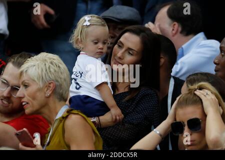 John Stones von Englands Freundin Millie Savage und Tochter während des Halbfinalspiels der FIFA Fußball-Weltmeisterschaft Russland 2018, England gegen Kroatien im Luzhniki-Stadion, Moskau, Russland am 11. Juli 2018. Kroatien gewann 2:1. Foto von Henri Szwarc/ABACAPRESS.COM Stockfoto