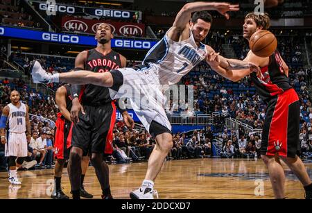 KEIN FILM, KEIN VIDEO, KEIN TV, KEINE DOKUMENTATION - ORLANDO MAGIC GUARD J.J. Redick (7) wird am 24. Januar 2013 von Toronto Raptors' Aaron Gray (34) während der Aktion im zweiten Quartal im Amway Center in Orlando, FL, USA, ergriffen. Foto von Joshua C. Cruey/Orlando Sentinel/MCT/ABACAPRESS.COM Stockfoto