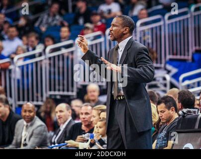 KEIN FILM, KEIN VIDEO, KEIN TV, KEIN DOKUMENTARFILM - Toronto Raptors Trainer Dwane Casey reagiert während des zweiten Quartals Aktion gegen die Orlando Magic im Amway Center in Orlando, FL, USA am 24. Januar 2013. Foto von Joshua C. Cruey/Orlando Sentinel/MCT/ABACAPRESS.COM Stockfoto