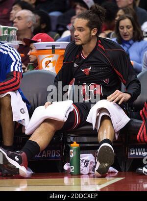 KEIN FILM, KEIN VIDEO, KEIN TV, KEIN DOKUMENTARFILM - Chicago Bulls Center Joakim Noah (13 sitzt auf der Bank während der ersten Hälfte ihres Spiels gegen die Washington Wizards gespielt im Verizon Center in Washington, DC, USA am 26. Januar 2013. Foto von Harry E. Walker/MCT/ABACAPRESS.COM Stockfoto