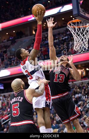 KEIN FILM, KEIN VIDEO, KEIN Fernsehen, KEINE DOKUMENTATION - Washington Wizards Shooting Guard Bradley Beal (3 Drehs über Chicago Bulls Center Joakim Noah (13, und Power Forward Carlos Boozer (5 während der zweiten Hälfte ihres Spiels gespielt im Verizon Center in Washington, DC, USA am 26. Januar 2013. Foto von Harry E. Walker/MCT/ABACAPRESS.COM Stockfoto