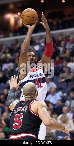 KEIN FILM, KEIN VIDEO, KEIN TV, KEIN DOKUMENTARFILM - Washington Wizards Center Nene (42 Dreharbeiten über Chicago Bulls Power Forward Carlos Boozer (5 während der zweiten Hälfte ihres Spiels gespielt im Verizon Center in Washington, DC, USA am 26. Januar 2013. Foto von Harry E. Walker/MCT/ABACAPRESS.COM Stockfoto