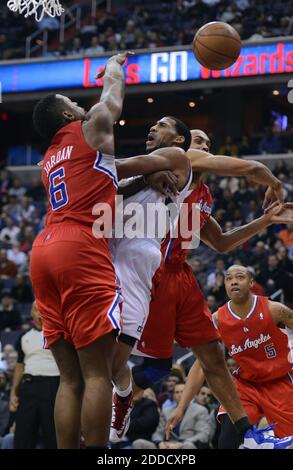 KEIN FILM, KEIN VIDEO, KEIN Fernsehen, KEIN DOKUMENTARFILM - Los Angeles Clippers Center DeAndre Jordan (6) fouls Washington Wizards Shooting Guard Garrett Temple (17) on a shot Attentat in the Fourth Quarter at the Verizon Center in Washington, DC, USA on February 4, 2013. Die Zauberer besiegten die Clippers, 98-90. Foto von Chuck Myers/MCT/ABACAPRESS.COM Stockfoto