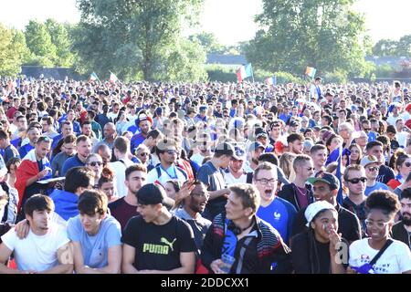 Französische Fans beobachten das Halbfinale der FIFA Fußball-Weltmeisterschaft Frankreich gegen Belgien am 10. Juli 2018 im Garten "Vieux Rives" an der Grenze Frankreich Deutschland am Rhein in Straßburg, Frankreich. Foto von Nicolas Roses/ABACAPRESS.COM Stockfoto