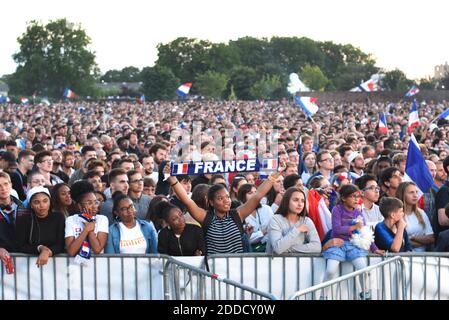 Französische Fans beobachten das Halbfinale der FIFA Fußball-Weltmeisterschaft Frankreich gegen Belgien am 10. Juli 2018 im Garten "Vieux Rives" an der Grenze Frankreich Deutschland am Rhein in Straßburg, Frankreich. Foto von Nicolas Roses/ABACAPRESS.COM Stockfoto