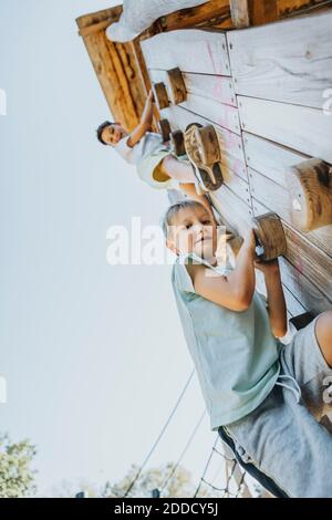 Brothers Bouldern an der Wand im öffentlichen Park Stockfoto