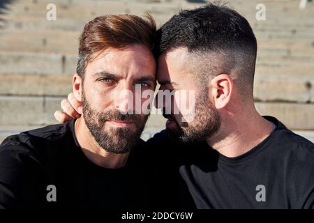 Homosexuell paar verbringen Freizeit zusammen am sonnigen Tag Stockfoto