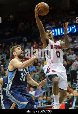 KEIN FILM, KEIN VIDEO, KEIN TV, KEIN DOKUMENTARFILM - Atlanta Hawks-Wächter Jeff Teague kommt in der ersten Hälfte in Atlanta, GA, USA am 6. Februar 2013 um zwei Punkte an Memphis Grizzlies-Zentrum Marc Gasol vorbei. Hawks gewann, 103-92. Foto: Curtis Compton/Atlanta Journal-Constitution/MCT/ABACAPRESS.COM Stockfoto