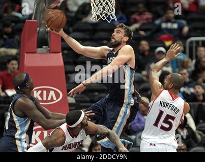 KEIN FILM, KEIN VIDEO, KEIN TV, KEIN DOKUMENTARFILM - Memphis Grizzlies Center Marc Gasol kommt am Atlanta Hawks Center Al Horford vorbei, rechts und Josh Smith für einen Zwischenstopp in der ersten Hälfte in Atlanta, GA, USA am 6. Februar 2013. Hawks gewann, 103-92. Foto: Curtis Compton/Atlanta Journal-Constitution/MCT/ABACAPRESS.COM Stockfoto