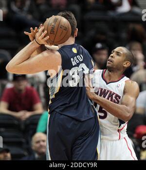 KEIN FILM, KEIN VIDEO, KEIN TV, KEIN DOKUMENTARFILM - Atlanta Hawks Center Al Horford Fouls Memphis Grizzlies Center Marc Gasol während der ersten Hälfte in Atlanta, GA, USA am 6. Februar 2013. Hawks gewann, 103-92. Foto: Curtis Compton/Atlanta Journal-Constitution/MCT/ABACAPRESS.COM Stockfoto