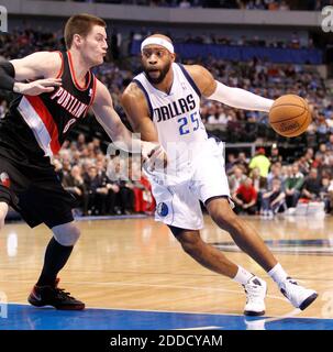 KEIN FILM, KEIN VIDEO, KEIN Fernsehen, KEINE DOKUMENTATION - Dallas Mavericks Shooting Guard Vince Carter (25) fährt am 6. Februar 2013 in Dallas, TX, USA, an Portland Trail Blazers Small Forward Luke Babbitt (8) vorbei. Foto von Paul Moseley/Fort Worth Star-Telegram/MCT/ABACAPRESS.COM Stockfoto