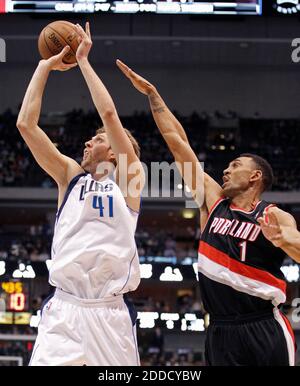 KEIN FILM, KEIN VIDEO, KEIN TV, KEIN DOKUMENTARFILM - Dallas Mavericks Power Forward Dirk Nowitzki (41) dreht gegen Portland Trail Blazers Power Forward Jared Jeffries (1) während der ersten Periode in Dallas, TX, USA am 6. Februar 2013. Foto von Paul Moseley/Fort Worth Star-Telegram/MCT/ABACAPRESS.COM Stockfoto