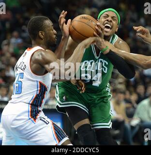 KEIN FILM, KEIN VIDEO, KEIN Fernsehen, KEIN DOKUMENTARFILM - Charlotte Bobcats Wärter Kemba Walker übt defensiven Druck gegen Boston Celtics Stürmer Paul Pierce während der zweiten Halbzeit Aktion in der Time Warner Cable Arena in Charlotte, NC, USA am 11. Februar 2013 aus. Die Bobcats besiegten die Celtics 94-91. Foto von Jeff Siner/Charlotte Observer/MCT/ABACAPRESS.COM Stockfoto