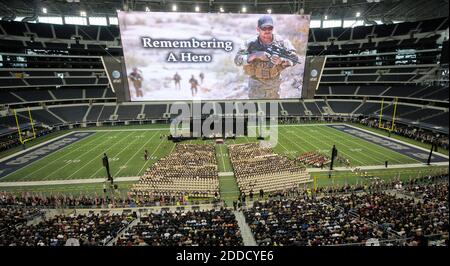 KEIN FILM, KEIN VIDEO, KEIN Fernsehen, KEINE DOKUMENTATION - die Beerdigung von Chris Kyle fand am 11. Februar 2013 im Cowboys Stadium in Arlington, TX, USA statt. Kyle war ein hoch dekorierter ehemaliger Navy ROBBENFÄNGER, der letzte Woche auf einem Schießstand erschossen wurde. Foto: Max Faulkner/Fort Worth Star-Telegram/MCT/ABACAPRESS.COM Stockfoto