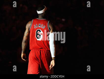 KEIN FILM, KEIN VIDEO, KEIN TV, KEIN DOKUMENTARFILM - Miami Heat Forward LeBron James verblasst in der Dunkelheit während Teameinführungen vor dem Spiel zwischen The Heat und Portland Trail Blazers in der American Airlines Arena in Miami, Florida, Dienstag, 12. Februar 2013. Die Hitze schlug den Blazer, 117-104. Foto von Pedro Portal/El Nuevo Herald/MCT/ABACAPRESS.COM Stockfoto