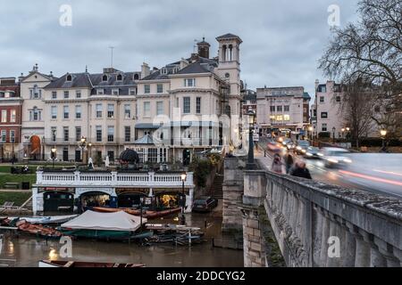 Verkehr ein. Richmond Bridge, Surrey, Großbritannien Stockfoto