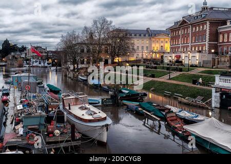 Erhöhter Blick auf die Themse bei Flut von der Richmond Bridge Mit überflutetem Richmond Riverside, Richmond upon Thames, Surrey, Großbritannien Stockfoto