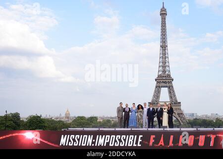 Henry Cavill, Jake Myers, Michelle Monaghan, Angela Bassett, Christopher McQuarrie, Tom Cruise, Simon Pegg, Vanessa Kirby und Rebecca Ferguson posieren vor dem Eiffelturm während der Weltpremiere von Mission: Impossible - Fallout im Palais de Chaillot in Paris, Frankreich am 12. Juli 2018. Foto von Aurore Marechal/ABACAPRESS.COM Stockfoto