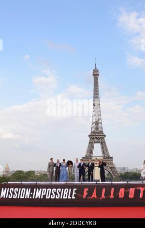 Henry Cavill, Jake Myers, Michelle Monaghan, Angela Bassett, Christopher McQuarrie, Tom Cruise, Simon Pegg, Vanessa Kirby und Rebecca Ferguson posieren vor dem Eiffelturm während der Weltpremiere von Mission: Impossible - Fallout im Palais de Chaillot in Paris, Frankreich am 12. Juli 2018. Foto von Aurore Marechal/ABACAPRESS.COM Stockfoto