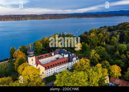 Deutschland, Bayern, Bernried am Starnberger See, Drohnenansicht der Abtei Bernried in der Sommerdämmerung Stockfoto