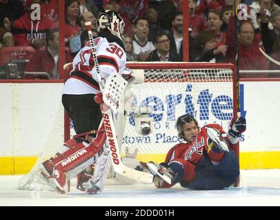 KEIN FILM, KEIN VIDEO, KEIN TV, KEINE DOKUMENTATION - Washington Capitals linken Flügel Alex Ovechkin (8) sitzt im Tor, nachdem er auf das Eis geschlagen, wie New Jersey Devils Torwart Martin Brodeur (30) schaut auf, in der zweiten Periode im Verizon Center in Washington, DC, USA am 21. Februar 2013. Foto von Chuck Myers/MCT/ABACAPRESS.COM Stockfoto