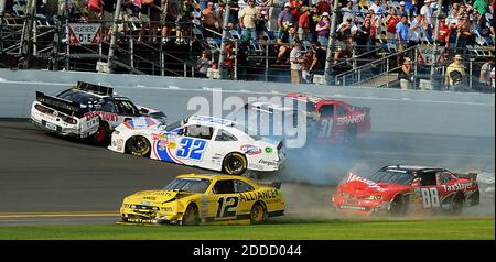 KEIN FILM, KEIN VIDEO, KEIN Fernsehen, KEINE DOKUMENTATION - NASCAR-Fahrer Brad Keselowski (22), Kyle Larson (32), Brian Scott (2), Justin Allgaier (31), Sam Hornish Jr. (12) und Dale Earnhardt Jr. (88) verwickelt sich in einem Wrack in der letzten Runde des DRIVE4COPD 300 Nationwide Series Rennens auf dem Daytona International Speedway in Daytona Beach, FL, USA, Samstag, 23. Februar 2013. Foto von Jeff Siner/Charlotte Observer/MCT/ABACAPRESS.COM Stockfoto