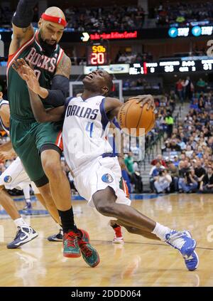 KEIN FILM, KEIN VIDEO, KEIN Fernsehen, KEINE DOKUMENTATION - Darren Collison (4), Wache von Dallas Mavericks Point, fährt am 26. Februar 2013 im zweiten Quartal im American Airlines Center in Dallas, TX, USA, für einen Korb gegen den Machtvorgänger von Milwaukee Bucks Drew Gooden (0). Die Bucks besiegten die Mavericks, 95-90. Foto von Rodger Mallison/Fort Worth Star-Telegram/MCT/ABACAPRESS.COM Stockfoto