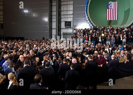 KEIN FILM, KEIN VIDEO, KEIN Fernsehen, KEIN DOKUMENTARFILM - nach Abschluss seiner Rede spricht Präsident Barack Obama mit Unterstützern auf der Werft Newport News Shipbuilding in Newport News, Virginia, USA, Dienstag, 26. Februar 2013. Foto von Joe Fudge/Newport News Daily Press/MCT/ABACAPRESS.COM Stockfoto