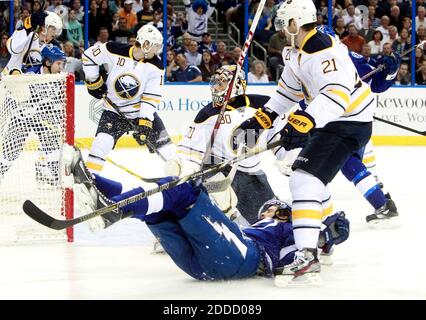 KEIN FILM, KEIN VIDEO, KEIN TV, KEINE DOKUMENTATION - Tampa Bay Lightning linker Flügel Benoit Pouliot (67) wird beim Kampf um den Puck abgerissen, als er gegen Buffalo Sabres rechter Flügel Drew Stafford (21) und Torwart Ryan Miller (30) ins Netz gleitet, In der ersten Periode auf der Tampa Bay Times Forum in Tampa, Florida, Dienstag, 26. Februar 2013. (Dirk Shadd/Tampa Bay Times/MCT) Stockfoto