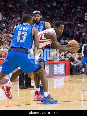 KEIN FILM, KEIN VIDEO, KEIN TV, KEIN DOKUMENTARFILM - Patrick Beverley (12) von den Houston Rockets kämpft sich in der ersten Spielhälfte in Houston, TX, USA, am 3. März 2013 frei von der Verteidigung von Mike James (13) und Vince Carter (25) von den Dallas Mavericks. Foto von George Bridges/MCT/ABACAPRESS.COM Stockfoto