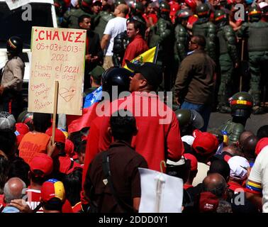 KEIN FILM, KEIN VIDEO, KEIN Fernsehen, KEIN DOKUMENTARFILM - die Unterstützer des venezolanischen Präsidenten Hugo Chavez zollen Respekt, als seine Trauerprozession am Mittwoch, den 6. März 2013, durch Caracas, Venzuela, reist. Begleitet von seiner Familie, Freunden und Regierungsmitgliedern, macht sich die Prozession auf den Weg zur Militärakademie für eine letzte Hommage, die bis Freitag dauern wird. Foto von Pedro Portal/El Nuevo Herald/MCT/ABACAPRESS.COM Stockfoto