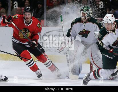 KEIN FILM, KEIN VIDEO, KEIN TV, KEIN DOKUMENTARFILM - Brandon Saad (20) von Chicago Blackhawks sprüht Minnesota Wild Goalie Niklas Backstrom (32) in der ersten Periode am 5. März 2013 im United Center in Chicago, IL, USA. Foto von Brian Cassella/Chicago Tribune/MCT/ABACAPRESS.COM Stockfoto