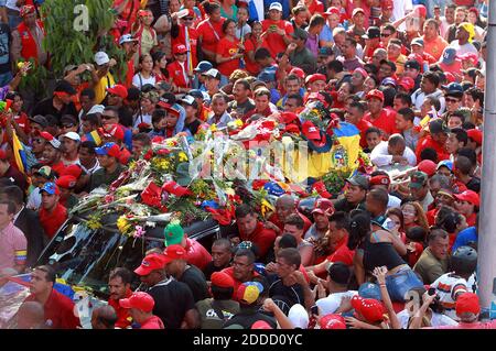 KEIN FILM, KEIN VIDEO, KEIN Fernsehen, KEIN DOKUMENTARFILM - Tausende Anhänger des venezolanischen Präsidenten Hugo Chavez zollen Respekt, als seine Trauerprozession am Mittwoch, den 6. März 2013, durch Caracas, Venzuela, reist. Begleitet von seiner Familie, Freunden und Regierungsmitgliedern, macht sich die Prozession auf den Weg zur Militärakademie für eine letzte Hommage, die bis Freitag dauern wird. Foto von Pedro Portal/El Nuevo Herald/MCT/ABACAPRESS.COM Stockfoto