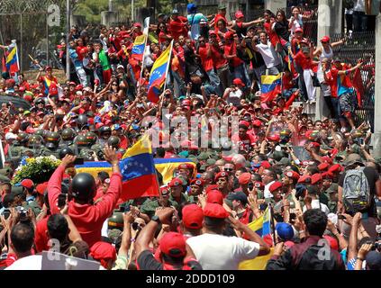 KEIN FILM, KEIN VIDEO, KEIN Fernsehen, KEIN DOKUMENTARFILM - die Unterstützer des venezolanischen Präsidenten Hugo Chavez zollen Respekt, als seine Trauerprozession am Mittwoch, den 6. März 2013, durch Caracas, Venezuela reist. Begleitet von seiner Familie, Freunden und Regierungsmitgliedern, macht sich die Prozession auf den Weg zur Militärakademie für eine letzte Hommage, die bis Freitag dauern wird. Foto von Pedro Portal/El Nuevo Herald/MCT/ABACAPRESS.COM Stockfoto