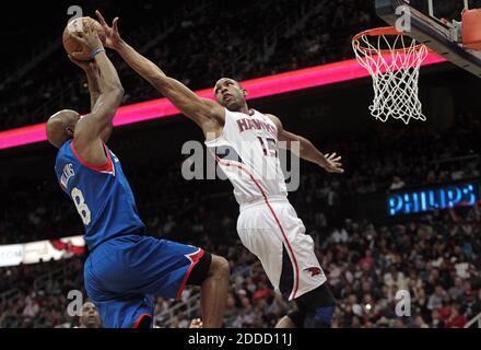 KEIN FILM, KEIN VIDEO, KEIN TV, KEIN DOKUMENTARFILM - The Atlanta Hawks' Al Horford (15) verteidigt am 6. März 2013 in der Philips Arena in Atlanta, GA, USA, gegen die Damien Wilkins der Philadelphia 76ers. Foto: Curtis Compton/Atlanta Journal-Constitution/MCT/ABACAPRESS.COM Stockfoto