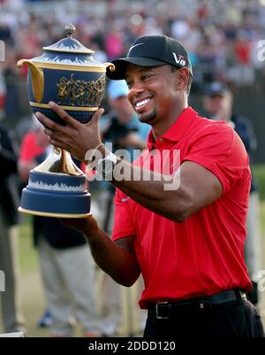 KEIN FILM, KEIN VIDEO, KEIN TV, KEINE DOKUMENTATION - Tiger Woods hält den Gene Sarazen Cup nach dem Gewinn der Cadillac World Golf Championships im Trump Doral Golf Club and Resort in Doral, FL, USA am 10. März 2013. Foto von Patrick Farrell/Miami Herald/MCT/ABACAPRESS.COM Stockfoto