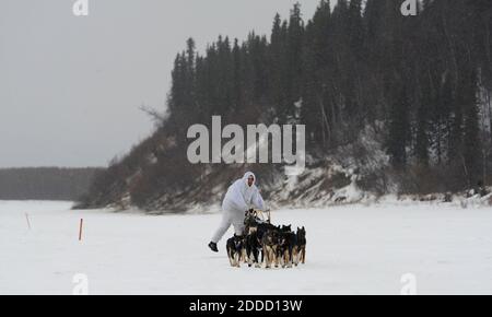 KEIN FILM, KEIN VIDEO, KEIN TV, KEIN DOKUMENTARFILM - der viermalige Iditarod-Champion Martin Buser fährt sein Hundeteam am Yukon River hinauf, nachdem er am Freitag, 8. März 2013, den Checkpoint in Anvik, Alaska, USA, verlassen hat. Foto von Bill Roth/Anchorage Daily News/MCT/ABACAPRESS.COM Stockfoto