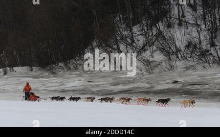 KEIN FILM, KEIN VIDEO, KEIN TV, KEIN DOKUMENTARFILM - Iditarod Musher Jake Berkowitz fährt sein Hundeteam am am Freitag, 8. März 2013, nach dem Verlassen des Checkpoints in Anvik, Alaska, USA, den Yukon River hinauf. Foto von Bill Roth/Anchorage Daily News/MCT/ABACAPRESS.COM Stockfoto