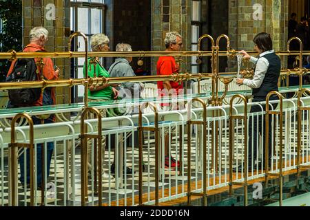 Gesundheit Assistenten bieten heilendes Wasser zu spa Patienten in Bad Kissingen, Deutschland Stockfoto