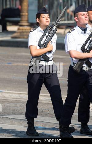 Militärische französische Frauen Troup während der jährlichen Militärparade am 14. Juli 2018 auf der Champs-Elysees Avenue in Paris, Frankreich. Foto von Nasser Berzane/ABACAPRESS.COM. Stockfoto