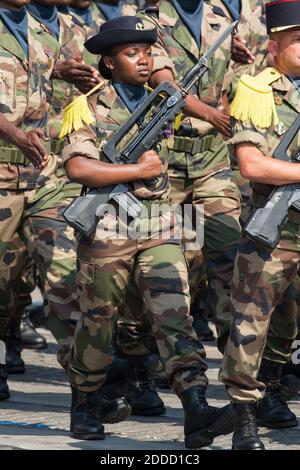 Militärische französische Frauen Troup während der jährlichen Militärparade am 14. Juli 2018 auf der Champs-Elysees Avenue in Paris, Frankreich. Foto von Nasser Berzane/ABACAPRESS.COM. Stockfoto