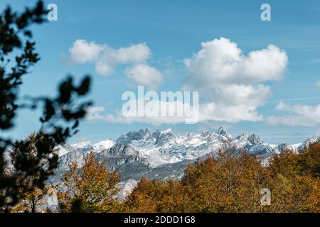 Wolken über den Gipfeln der Picos de Europa Range im Herbst Stockfoto