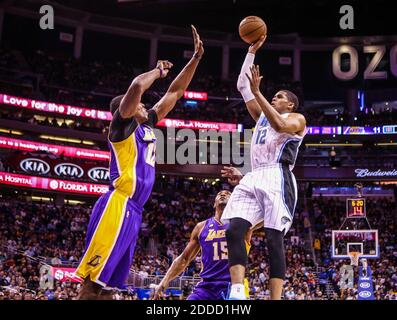 KEIN FILM, KEIN VIDEO, KEIN TV, KEIN DOKUMENTARFILM - Tobias Harris von Orlando Magic, rechts, dreht am 12. März 2013 im Amway Center in Orlando, FL, USA, über dem Los Angeles Lakers' Dwight Howard. Foto von Joshua C. Cruey/Orlando Sentinel/MCT/ABACAPRESS.COM Stockfoto