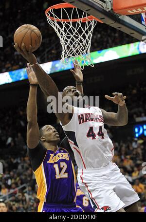 KEIN FILM, KEIN VIDEO, KEIN TV, KEIN DOKUMENTARFILM - Atlanta Hawks Forward Ivan Johnson kommt am Los Angeles Lakers Center Dwight Howard vorbei, um während der ersten Hälfte ihres NBA-Spiels am 13. März 2013 in Atlanta, GA, USA, einen Zwischenstopp zu einlegen. Die Hawks besiegen die Lakers, 96-92. Foto: Curtis Compton/Atlanta Journal-Constitution/MCT/ABACAPRESS.COM Stockfoto