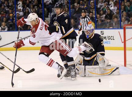 KEIN FILM, KEIN VIDEO, KEIN Fernsehen, KEINE DOKUMENTATION - Rob Klinkhammer von Phoenix Coyotes, links, wird von Kris Russell (4) des St. Louis Blues gestolpert, als er in der zweiten Periode im Scottrade Center in St. Louis, MO, vor dem Bluetodell Jake Allen arbeitet. USA am 14. März 2013. Die Blues gewannen 3:0. Foto von Chris Lee/St. Louis Post-Dispatch/MCT/ABACAPRESS.COM Stockfoto