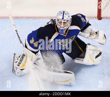KEIN FILM, KEIN VIDEO, KEIN Fernsehen, KEINE DOKUMENTATION - St. Louis Blues Torhüter Jake Allen verfolgt den Puck in der dritten Periode Aktion eines 4-2 Sieg gegen die San Jose Sharks im Scottrade Center in St. Louis, MO, USA am 12. März 2013. St. Louis Won, 4:2. Foto von Chris Lee/St. Louis Post-Dispatch/MCT/ABACAPRESS.COM Stockfoto