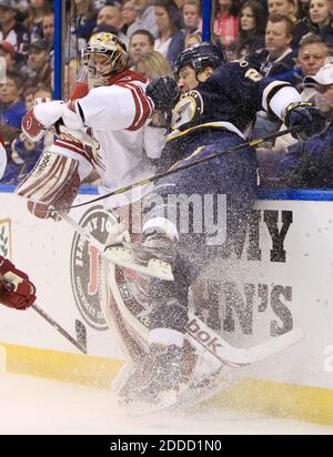 KEIN FILM, KEIN VIDEO, KEIN TV, KEIN DOKUMENTARFILM - Chris Stewart, rechts, der St. Louis Blues, kollidiert mit Phoenix Coyotes Torhüter Mike Smith entlang der Bretter in der ersten Periode im Scottrade Center in St. Louis, MO, USA am 14. März 2013. Die Blues gewannen 3:0. Foto von Chris Lee/St. Louis Post-Dispatch/MCT/ABACAPRESS.COM Stockfoto