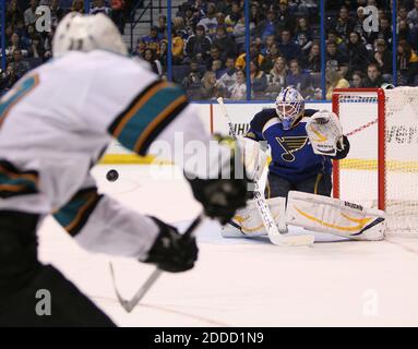 KEIN FILM, KEIN VIDEO, KEIN Fernsehen, KEIN DOKUMENTARFILM - St. Louis Blues Torhüter Jake Allen, rechts, verfolgt den Puck in der zweiten Periode Aktion gegen die San Jose Sharks im Scottrade Center in St. Louis, MO, USA am 12. März 2013. St. Louis Won, 4:2. Foto von Chris Lee/St. Louis Post-Dispatch/MCT/ABACAPRESS.COM Stockfoto