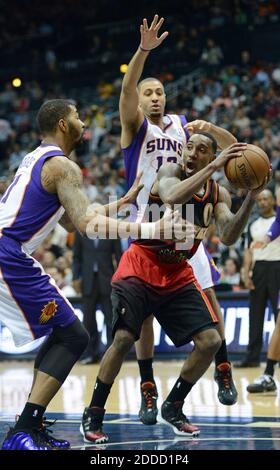 KEIN FILM, KEIN VIDEO, KEIN TV, KEIN DOKUMENTARFILM - The Phoenix Suns' Markieff Morris, Left, und Phoenix Suns Kendall Marshall, Back, double-Team The Atlanta Hawks' Jeff Teague (0) in der ersten Hälfte in der Philips Arena in Atlanta, GA, USA am 15. März 2013. Die Hawks besiegten die Sonnen, 107-94. Foto: Hyosub Shin/Atlanta Journal-Constitution/MCT/ABACAPRESS.COM Stockfoto